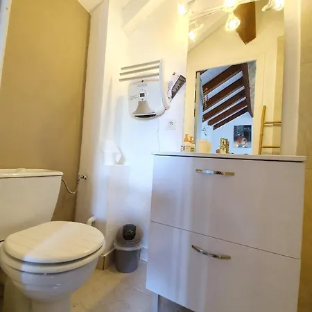 Daire Maison Kyprea: /duplex , Spacieux, Confort Avec Terrasse Exterieure Privee, Parking Privatif , Vue Pittoresque Sur La Citadelle De Et Les Montagnes. *
